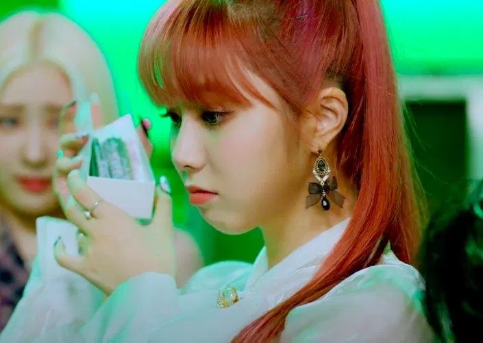 Ireh (Purple Kiss) sở hữu màu tóc nổi bật. (Nguồn: Internet)