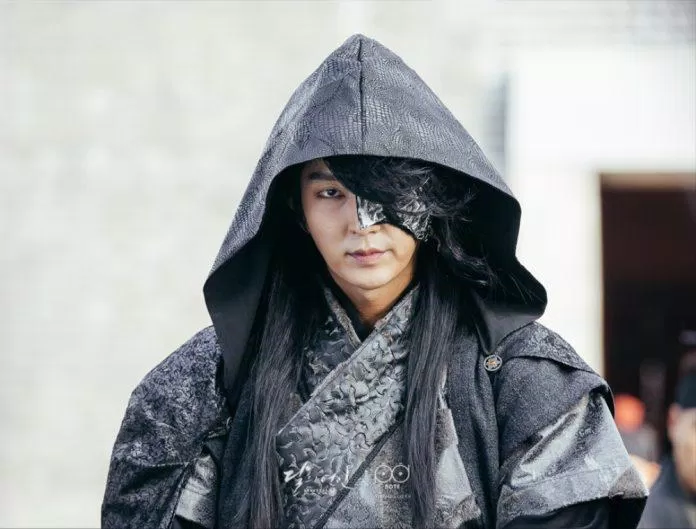 Sự sắc lẹm của Lee Jun Ki đằng sau chiếc mặt nạ độc đáo (Nguồn: Internet).