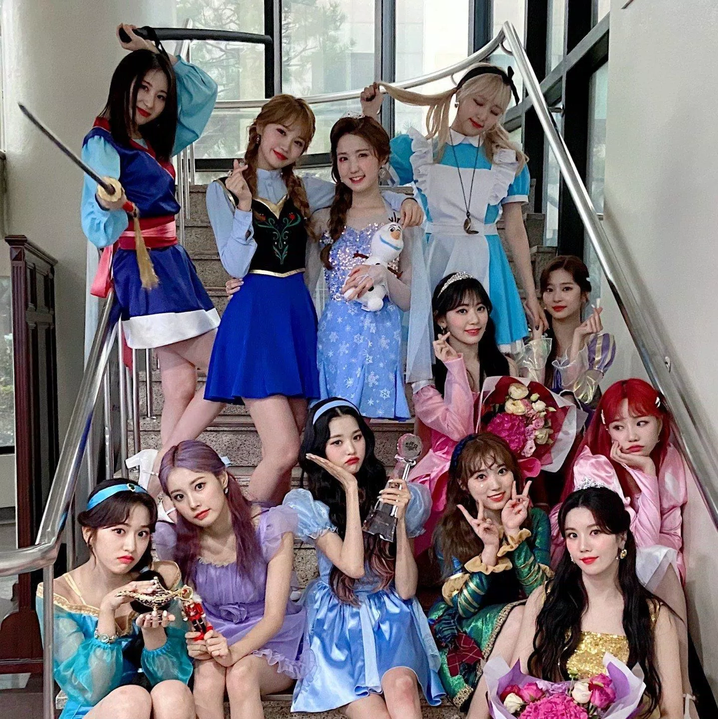 IZ*ONE trong trang phục công chúa Disney. (Nguồn: Internet)