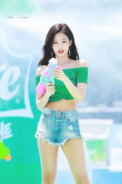 Jennie sở hữu bờ vai 90 độ siêu quyến rũ (Ảnh: Internet)