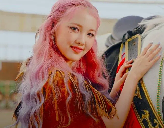 Jia (TRI.BE) sở hữu màu tóc nổi bật. (Nguồn: Internet)