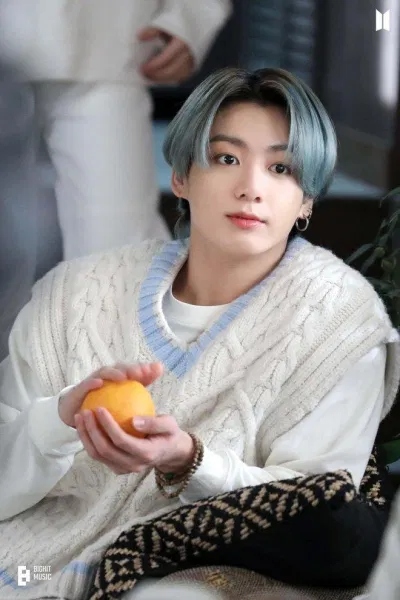 Vì sự tốt bụng, nhân cách tốt của mình mà Jungkook dành được tình cảm không chỉ của các thành viên trong nhóm mà còn đến từ các nghệ sĩ trong ngành, những nhân viên trong quá trình làm việc (Ảnh: Internet)