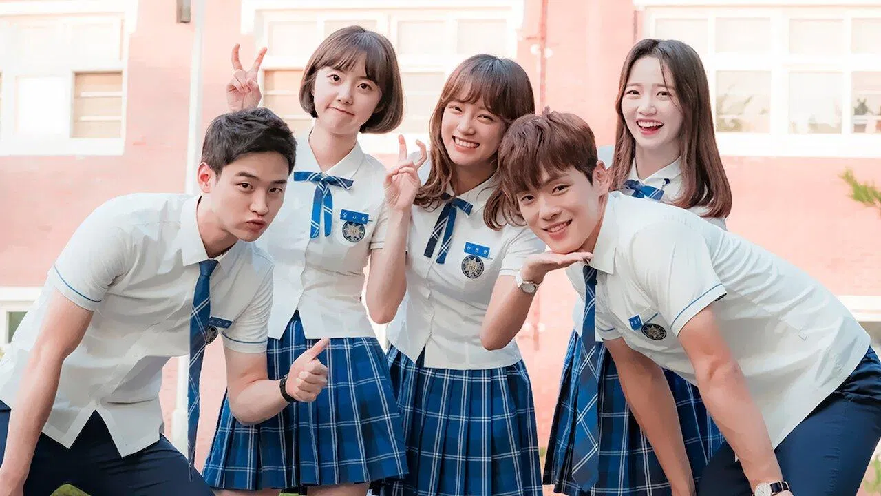 Kim Sejeong cùng dàn diễn viên School 2017. (nguồn ảnh: Internet)