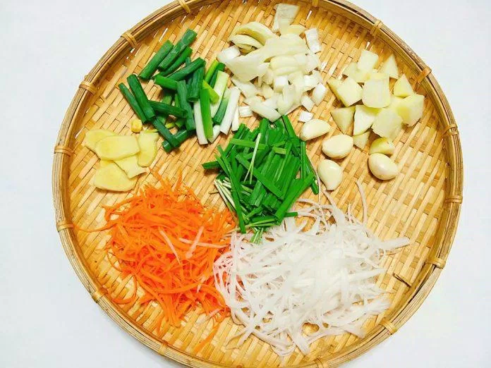 Bước 4: Xay và xắt rau củ