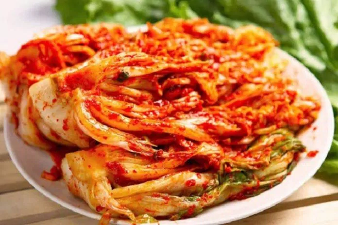 Kim chi làm xong thì sẽ có có màu đỏ tươi của ớt bột, lá cải thảo dai, không bị nát (Ảnh: Internet)