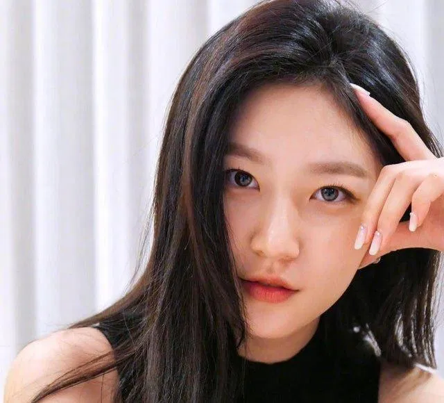 Người hâm mộ không khỏi cảm phục vì cô đã xinh đẹp, tài năng và mạnh mẽ vượt qua tuổi thơ từng bị bắt nạn. (nguồn ảnh: internet)