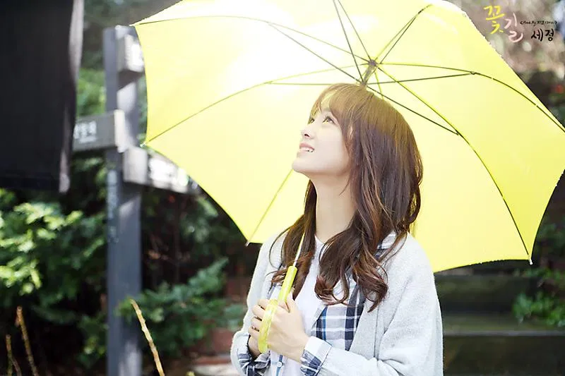 Nữ ca sĩ trong MV Flower Road. (nguồn ảnh: Internet)