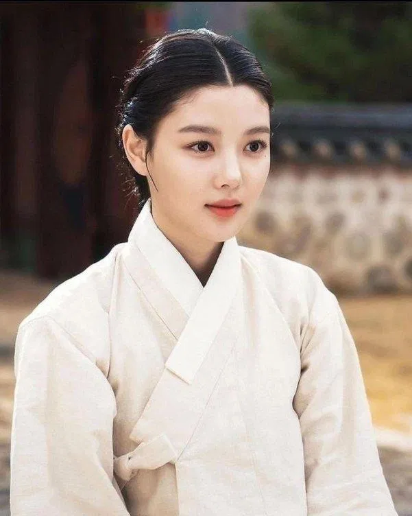 Kim Yoo Jung trong vai nữ họa sĩ Hong Chun Gi (ảnh: Internet)