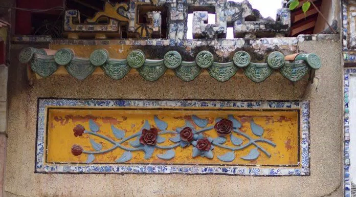 Một góc điêu khắc cổng cổ kính của Lăng Ông Bà Chiểu (Nguồn: Nhật Linh).