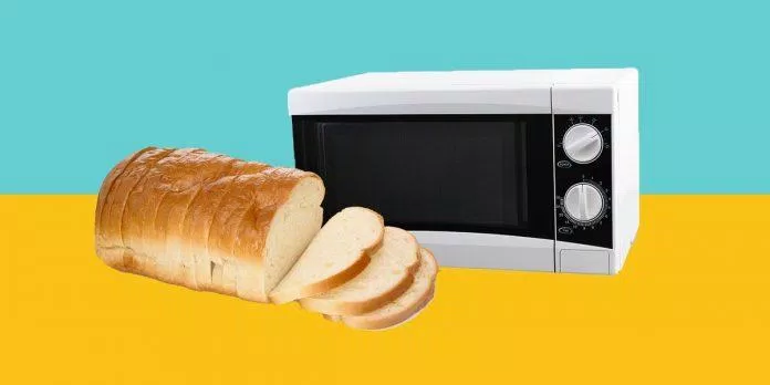 Vì sao không nên hâm nóng bánh mì bằng lò vi sóng? (Ảnh: Internet).