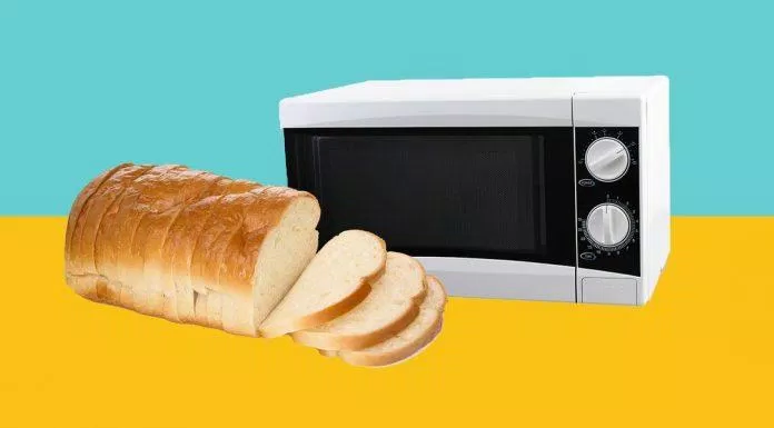 Vì sao không nên hâm nóng bánh mì bằng lò vi sóng? (Ảnh: Internet).
