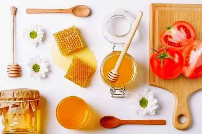 Mặt nạ cà chua vfa mật ong giúp chăm sóc lỗ chân lông và dưỡng da ẩm mịn (ảnh: internet)