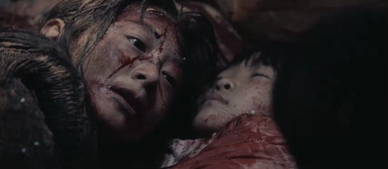 chứng kiến cảnh mẹ và em gái ra đi (nguồn: internet) chứng kiến cảnh mẹ và em gái ra đi (nguồn: internet)