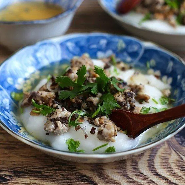 Làm bánh đúc nóng từ cơm nguội. (Ảnh: Internet)