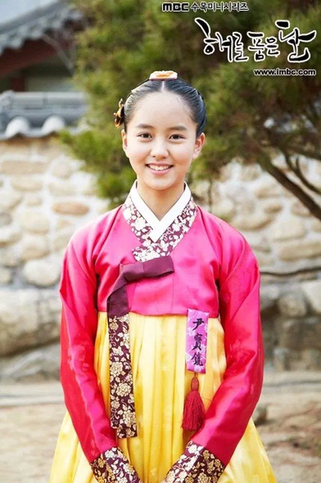 Diễn viên nhí một thời Kim So Hyun thủ vai hoàng hậu đầu tiên thời nhỏ (Nguồn: Internet).