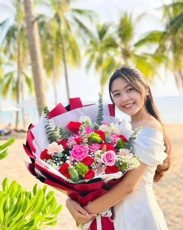 Thảo Linh khoe sắc bên hoa (Nguồn ảnh: Internet). Thảo Linh khoe sắc bên hoa (Nguồn ảnh: Internet).