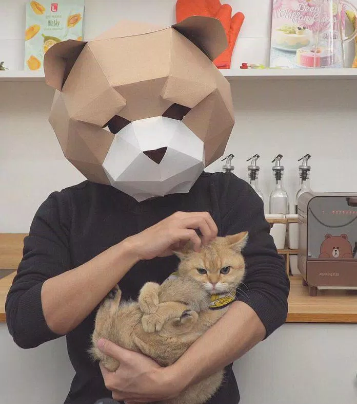 Nino giấu mặt cùng chú mèo của anh (Nguồn: Internet)