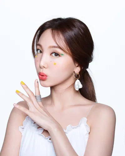 Nayeon sở hữu bờ vai 90 độ siêu quyến rũ (Ảnh: Internet)