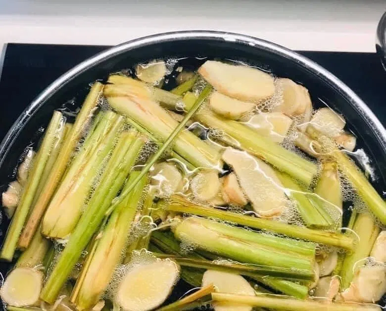 Đun sôi các nguyên liệu để tinh chất toát ra nhiều hơn (ảnh: internet)