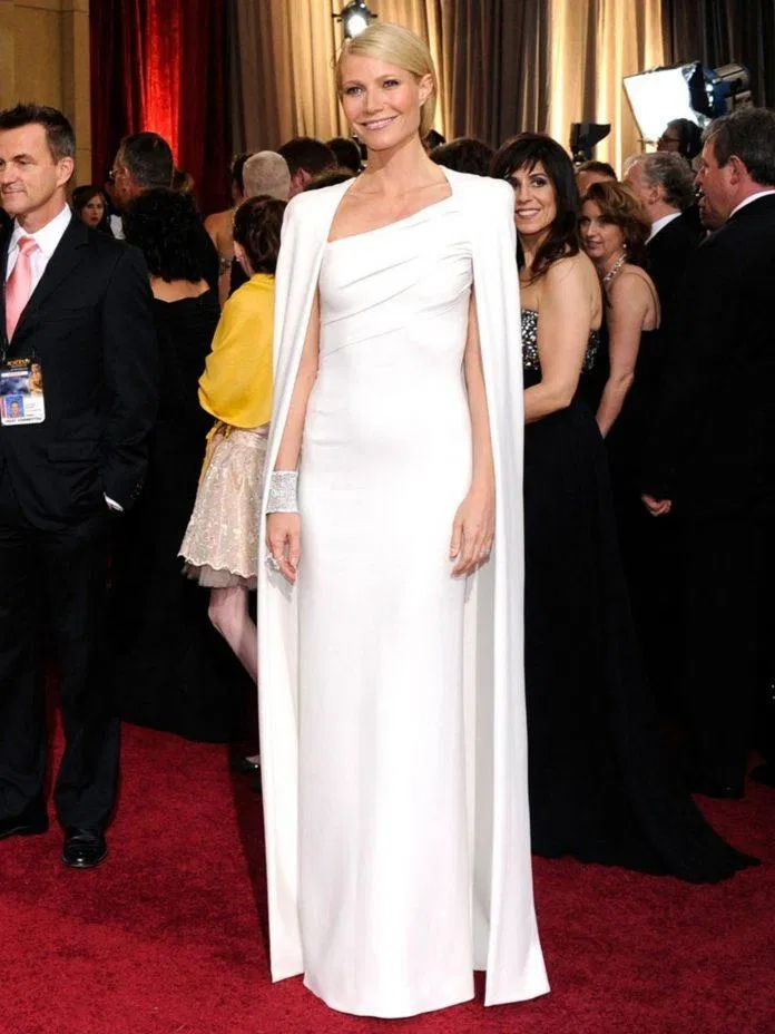 Diễn viên Gwyneth Paltrow diện váy trắng trên thảm đỏ Oscar 2012 (nguồn internet)