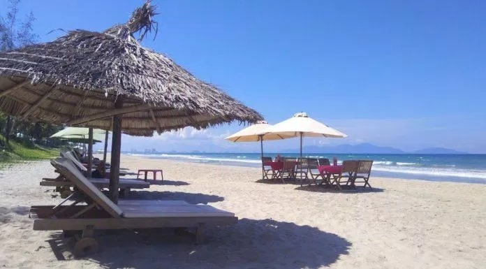 Ghế tắm nắng trên bãi biển. (Ảnh: Internet)