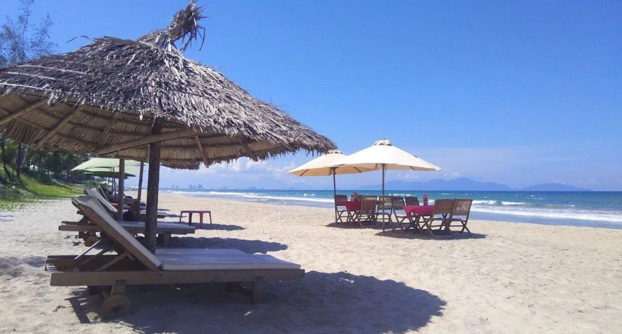 Ghế tắm nắng trên bãi biển. (Ảnh: Internet)