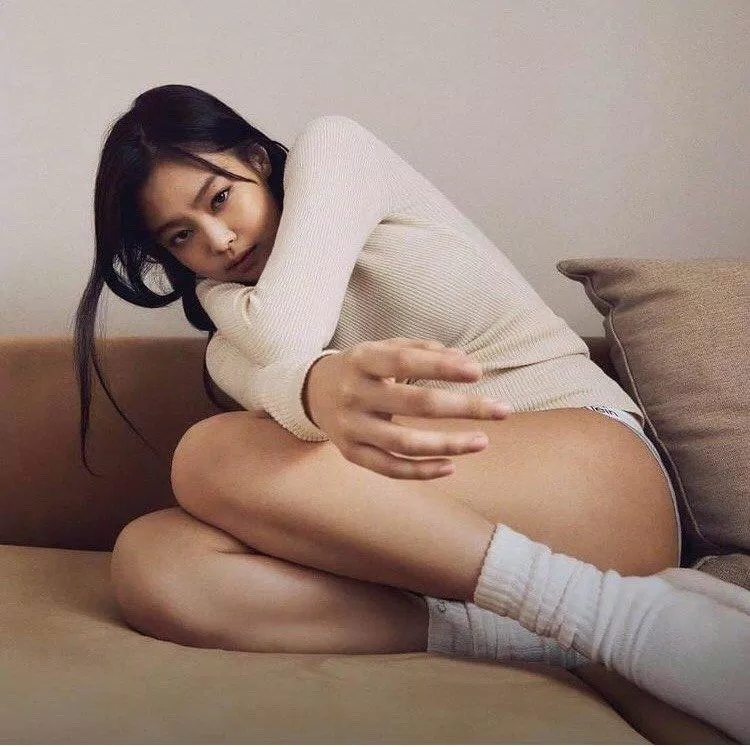 Jennie sexy trong BST mùa thu (Ảnh: Calvin Klein). Jennie sexy trong BST mùa thu (Ảnh: Calvin Klein).