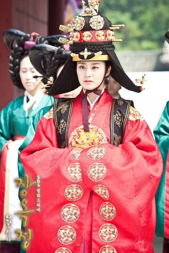 Cho đến bộ đồ 10 triệu won ngày tấn phong Hoàng hậu đều tỉ mỉ đến từng đường nét (Nguồn: Internet).