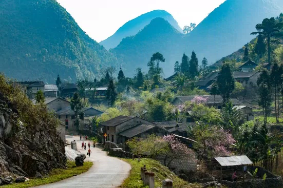 Du lịch Hà Giang - Nơi cao nguyên đá nở hoa và đậm đà vẻ đẹp văn hóa vùng Tây Bắc cà phê Cực Bắc chè san tuyết chợ tình khâu vai công viên địa chất hà giang Du Gia du lịch Hà Giang du lịch hà giang tháng mấy du lịch Tây Bắc đậm đà đi đâu chơi gì ở hà giang Hmông hoa đào hoa tam giác mach hoàng su phì khuổi my lễ hội gầu tào Lô Lô Chải lũng cú nên du lịch hà giang mùa nào nhà của pao phó bảng phố cổ phượt tây bắc ruộng bậc thang Tây Bắc thắng cố trâu gác bếp văn hóa