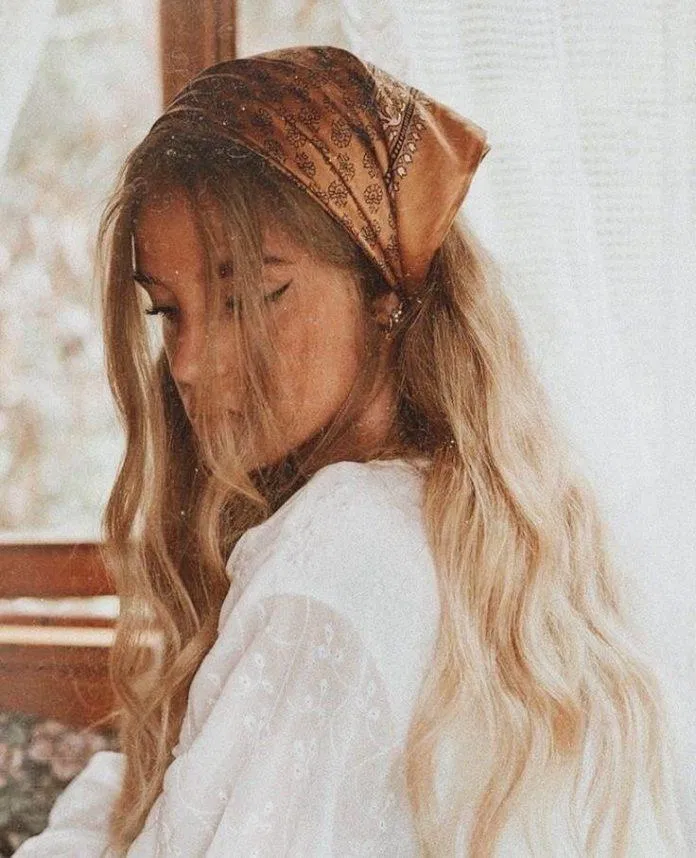 Khăn bandana vừa hoài cổ lại vừa thời thượng.