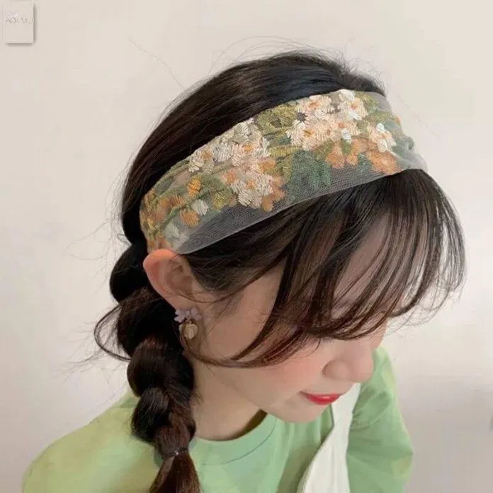 Băng đô hoa lạ mắt, mới mẻ.