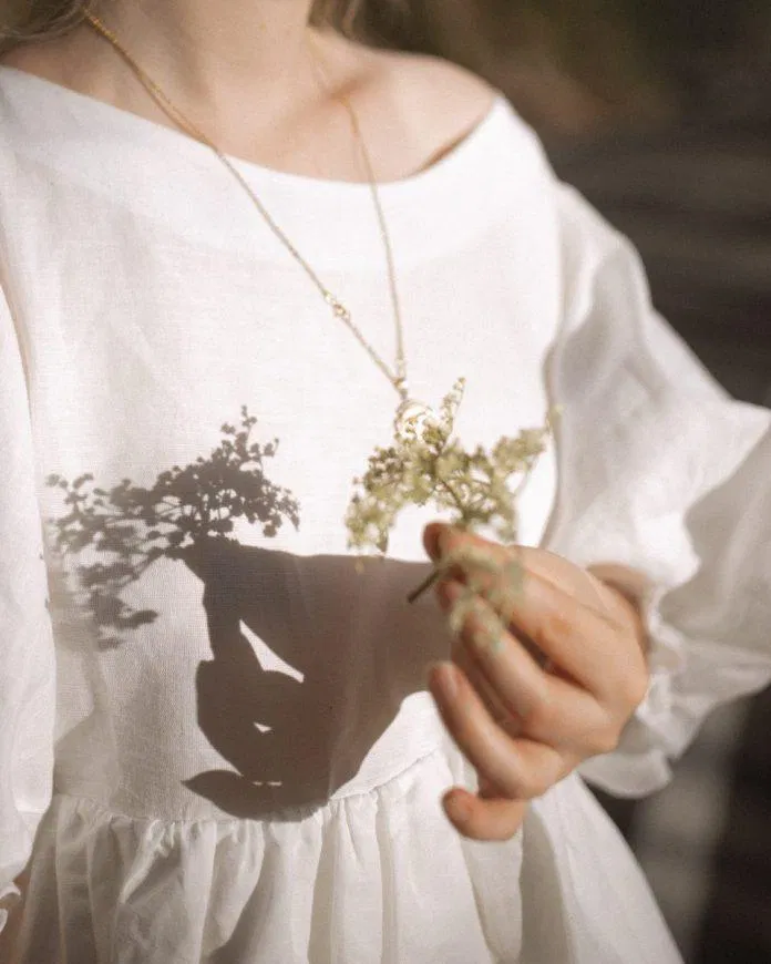 Trang sức nhỏ mạ vàng thanh lịch.