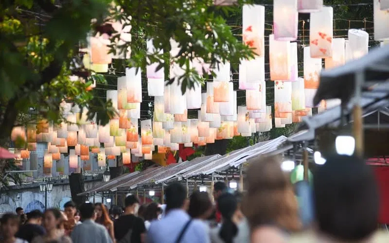 Phố Phùng Hưng đông đúc khách đi bộ