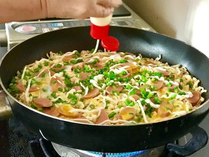 Xịt tương ớt (hoặc tương cà) và Mayonnaise (Nguồn: BlogAnChoi).