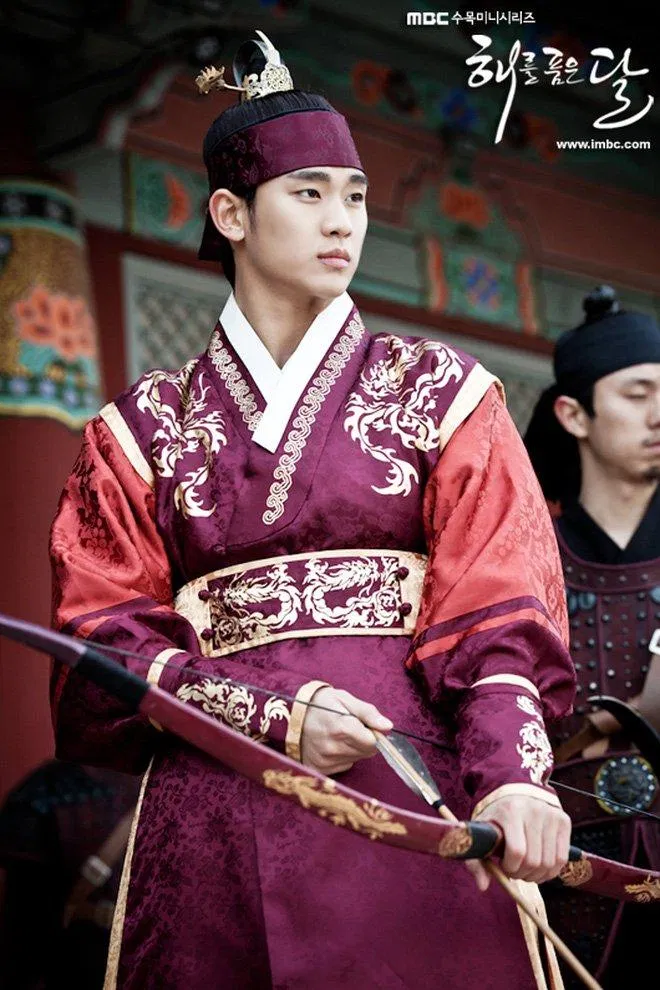 Nam chính Kim Soo Hyun ngay từ đầu xuất hiện đã diện những bộ trang phục rất "hoàng đế" (Nguồn: Internet).