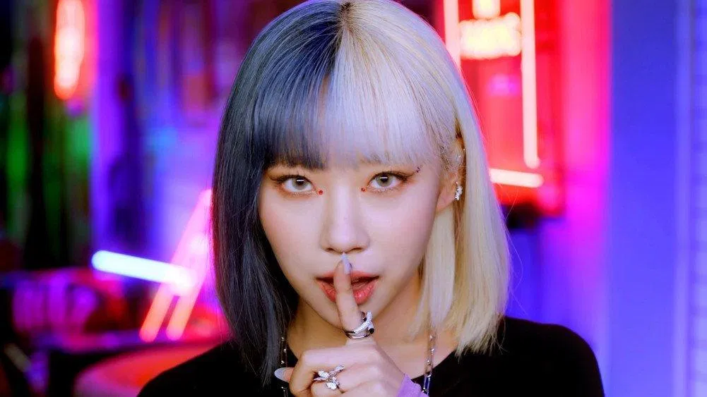 Dosie (Purple Kiss) sở hữu màu tóc độc đáo. (Nguồn: Internet)