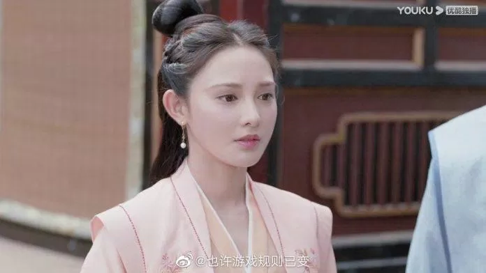 Nhiều phân cảnh Bành Tiểu Nhiễm giống như quên đánh son. (Ảnh: Internet)