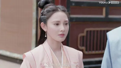 Nhiều phân cảnh Bành Tiểu Nhiễm giống như quên đánh son. (Ảnh: Internet)
