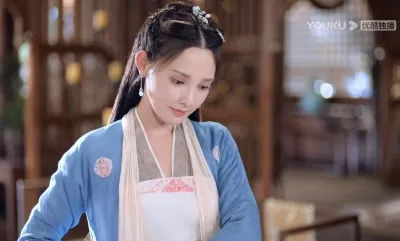Tạo hình xinh đẹp nhưng nhạt nhòa của Bành Tiểu Nhiễm. (Ảnh: Internet)