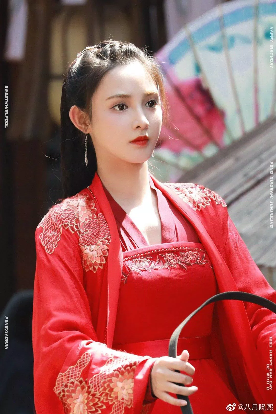 Bành Tiểu Nhiễm vô cùng hợp với trang phục đỏ - ảnh: internet