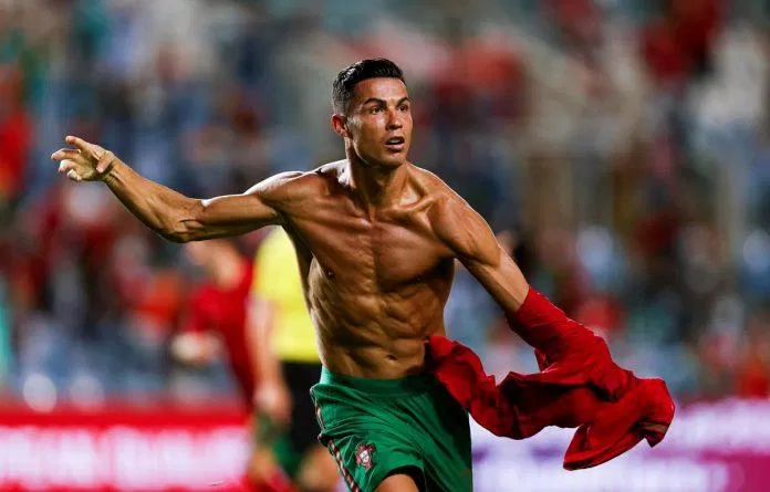 Ronaldo cởi áo ăn mừng trong trận đấu mới đây (Ảnh: Internet).