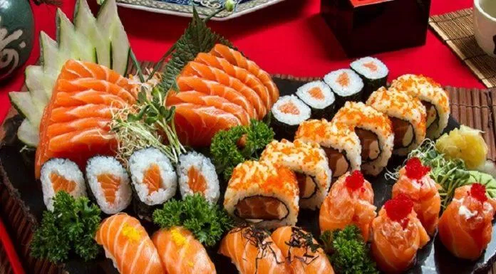 Tổng hợp nhiều loại hải sản trong món sushi của Nhật Bản (Ảnh: Internet).