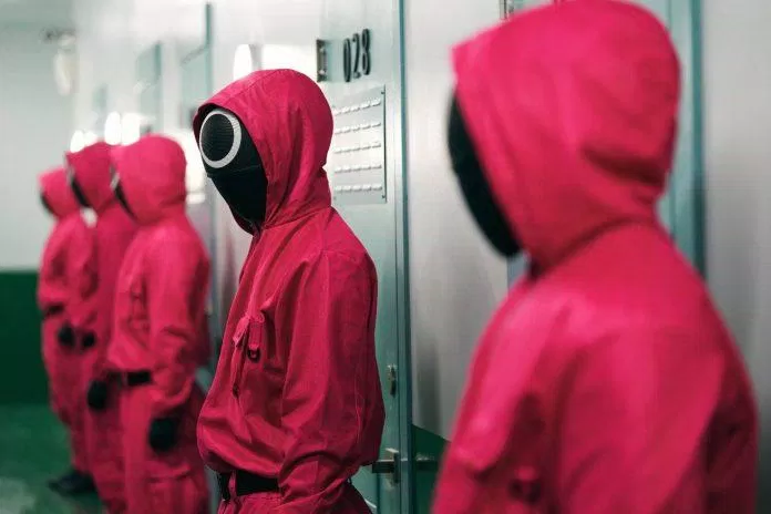 Hình ảnh những người đàn ông đeo mặt nạ trong bộ đồng phục màu đỏ lấy cảm hứng từ loài kiến ​​(Ảnh: Internet)