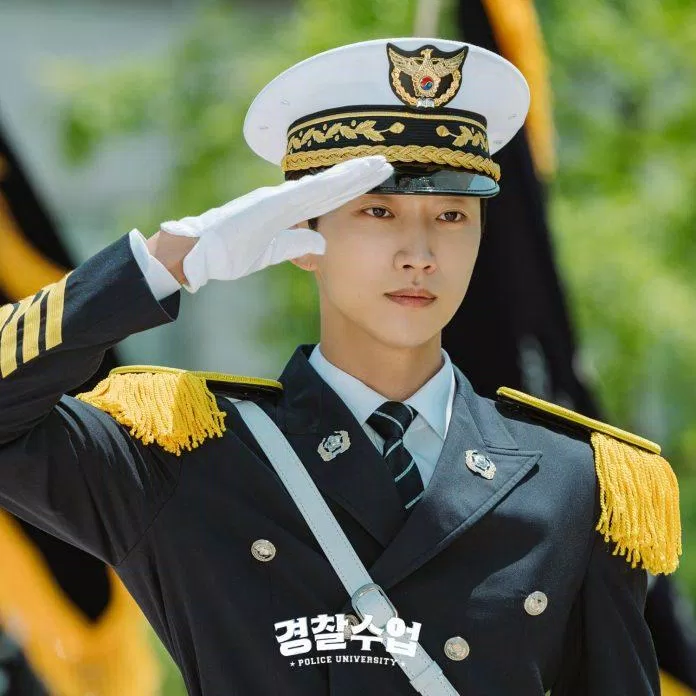 Kang Sun-Ho trong bộ cảnh phục toát lên một sức hút kiên định và cũng đầy quyết tâm (Nguồn: Internet)