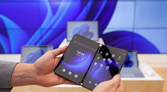Dòng Surface Duo của Microsoft là điện thoại 2 màn hình chứ không phải màn hình gập (Ảnh: Internet).