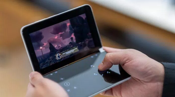 Chơi game trên điện thoại Surface Duo 2 (Ảnh: Internet).