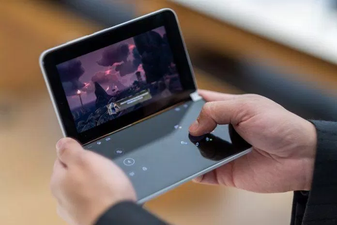 Chơi game trên điện thoại Surface Duo 2 (Ảnh: Internet). Chơi game trên điện thoại Surface Duo 2 (Ảnh: Internet).
