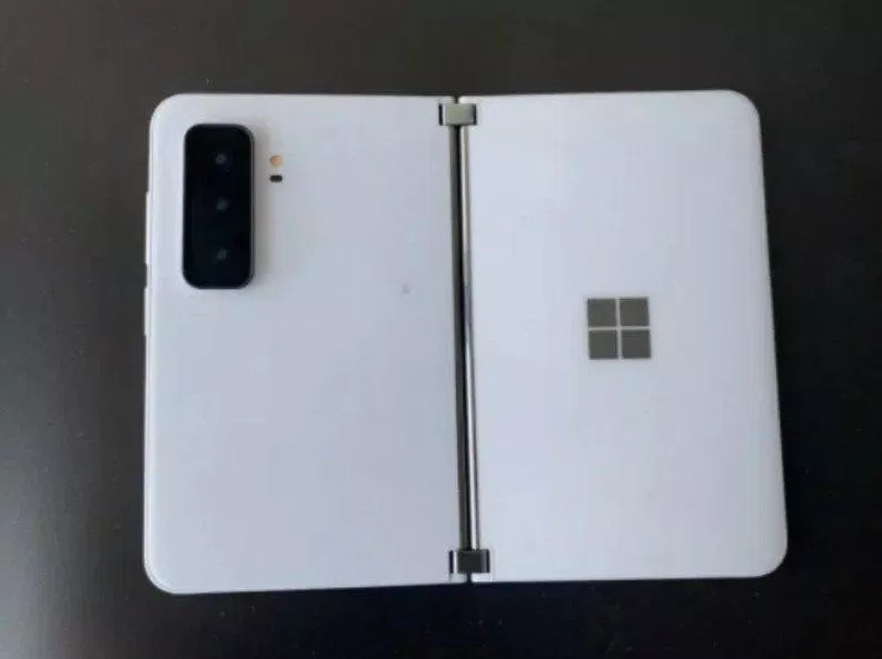 Camera ở mặt sau của Surface Duo 2 (Ảnh: Internet). Camera ở mặt sau của Surface Duo 2 (Ảnh: Internet).