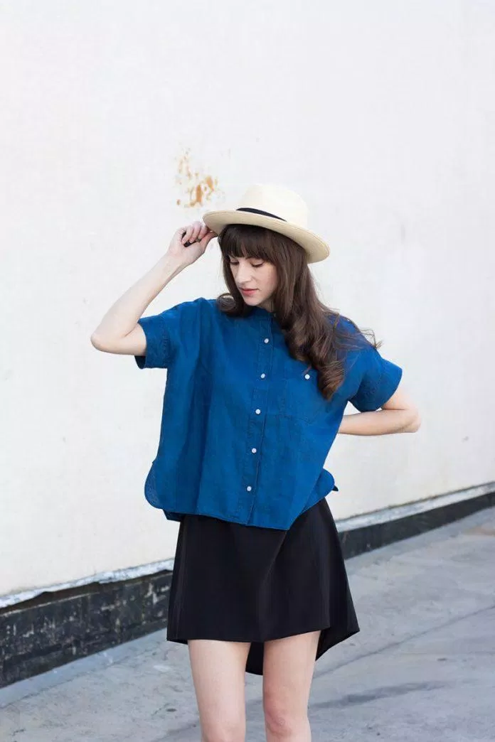 Sự kết hợp của áo sơ mi jean và váy ngắn đen (nguôn internet)