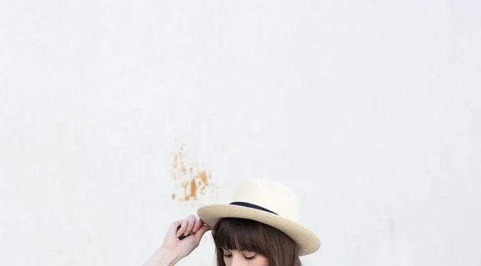 Sự kết hợp của áo sơ mi jean và váy ngắn đen (nguôn internet)